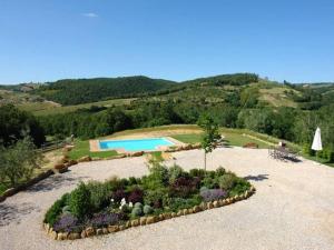 a garden with a pool in the middle of a yard at Villa Gaeta in Montefollonico
