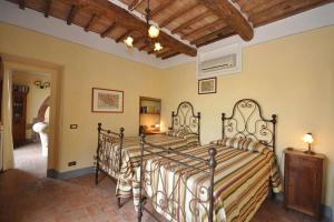 a bedroom with two beds in a room at Villa Gaeta in Montefollonico +7 photos