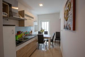 Una cocina con una mesa y un comedor. en Bled Honey Bee Apartment, en Bled
