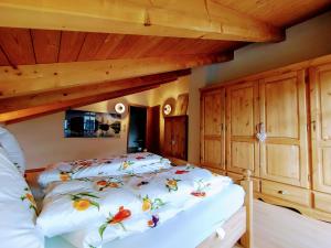2 camas en un dormitorio con techos de madera en Apartment Raphaelo Nonntal 8 Apartment, en Berchtesgaden