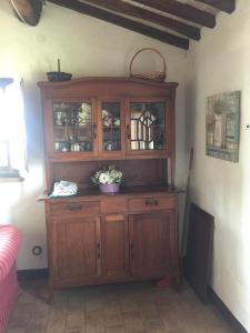 un armario de madera en la esquina de una habitación en Romantico Cottage, en Radicofani