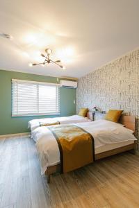 a bedroom with a large bed and a ceiling fan at PINO te COLO in Kanazawa