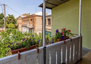 Balkón nebo terasa v ubytování Tsera House