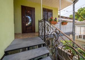 Balkón nebo terasa v ubytování Tsera House
