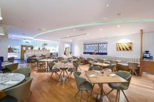 مطعم أو مكان آخر لتناول الطعام في بريمير إن مطار دبي الدولي 