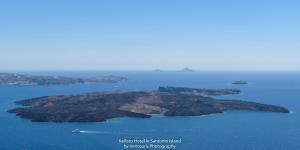 une île au milieu de l'eau dans l'établissement MyBoZer Hotel Kallisto, à Imerovigli