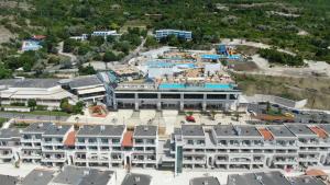 uma vista aérea de um resort com uma piscina em White Lagoon Resort - All Inclusive em Kavarna