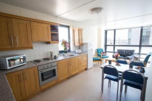 ครัวหรือมุมครัวของ Trinity College - Campus Accommodation