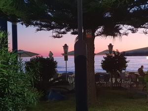 托罗克斯科斯塔Beachfront Bungalow的日落时分从度假酒店欣赏到海景