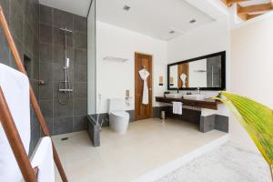 Koupelna v ubytování Vilamendhoo Island Resort & Spa