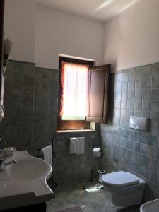 uma casa de banho com uma banheira, um WC e um lavatório. em Agriturismo Donna Germana em Cirò Marina