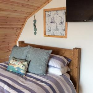 A bed or beds in a room at Achmelvich View self catering