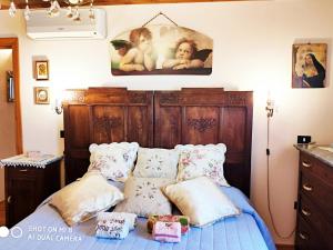 Ένα ή περισσότερα κρεβάτια σε δωμάτιο στο Antica casa in collina con vasta terrazza e panorama sul mare
