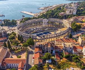 an aerial view of a city with a large building at Business Appartements "Villa Münz" in Pula