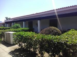 a house with bushes in front of it at White Sand Residence in Murta Maria