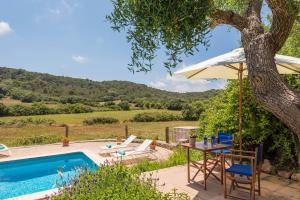 Swimmingpoolen hos eller tæt på Finca Biniarroga Nou