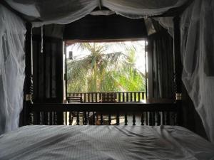 una camera con letto e vista su una finestra di Goyambokka Guesthouse a Tangalle