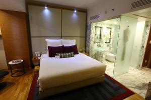 Avari Towers Karachi客房内的一张或多张床位