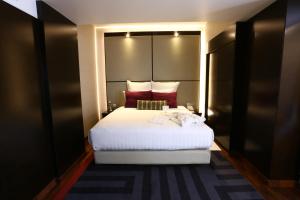 Avari Towers Karachi客房内的一张或多张床位