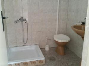Kúpeľňa v ubytovaní Vukotić Beach house