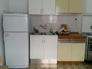 Kuchyňa alebo kuchynka v ubytovaní Vukotić Beach house