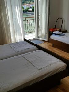 Posteľ alebo postele v izbe v ubytovaní Vukotić Beach house