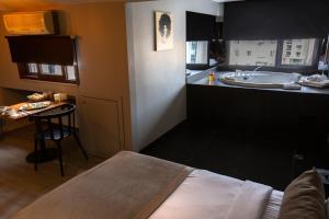1 dormitorio con 1 cama y baño con lavamanos en Cityloft 36, en Estambul