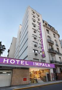 um hotel com uma placa que lê Hotel Imperial em Hotel Impala em Buenos Aires