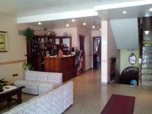 uma sala de estar com dois sofás e uma lareira em Hotel Monte Fior em Foza