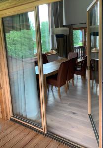 Televízia a/alebo spoločenská miestnosť v ubytovaní Kitzbuheler Alpen Penthouse Hollersbach