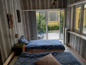 two beds in a room with a window at CASA DI MARCO in Antwerp +65 photos