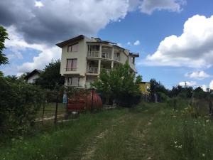 Drashkova PolyanaにあるHoliday Home Visionの未舗装路脇の家