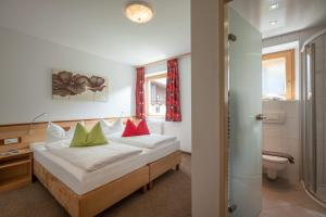 Un dormitorio con una cama con almohadas de colores. en Ferienwohnung Taschler, en Ramsau im Zillertal