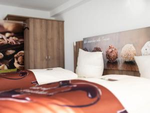 een hotelkamer met twee bedden en donuts aan de muur bij Hotel Conditorei Cafe Baier in Schömberg