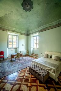 una camera con un letto e un divano di Historical Renaissance Palace a Montepulciano