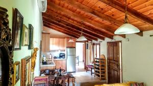 un soggiorno con tavolo e cucina di Casa di Maria a Rethymno