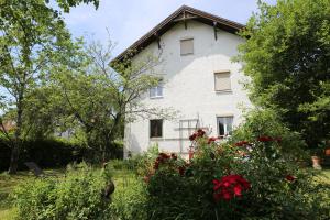 uma casa branca com flores à frente em Villa Anton em Murnau am Staffelsee