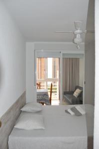 ベニドルムにあるProvima Anisのベッドルーム1室(ベッド1台付)が備わります。ポーチの景色を望めます。
