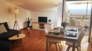 TV a/nebo společenská místnost v ubytování Sea View Apartment Elena + 10 fotografií