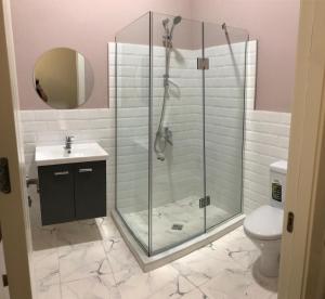 La salle de bains est pourvue d'une douche, d'un lavabo et de toilettes. dans l'établissement Guest House Third Floor, à Tbilissi
