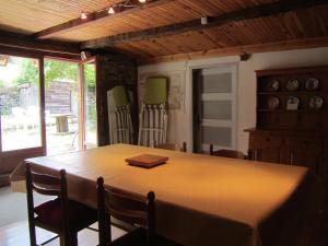 ein Esszimmer mit einem Tisch und einigen Stühlen in der Unterkunft Les Bruns in Les Thuiles
