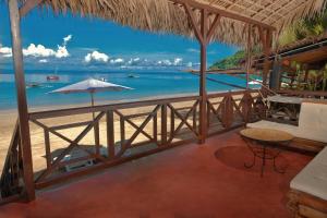 einen Resortbalkon mit Blick auf den Strand in der Unterkunft Hotel-Residence Au Sable Blanc in Madirokely