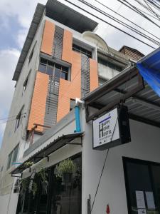 um edifício com um sinal na lateral em Happy Home Hostel em Lat Krabang