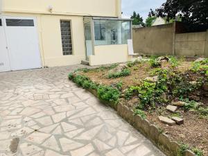 una casa con vialetto e garage di La maison est située en face de la gare a Bondy