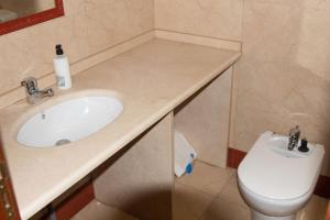 Piso Top en Plaza Mayor في ريبادافيا: حمام مع حوض ومرحاض