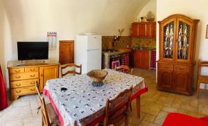 リド・マリーニにあるVilletta Dolcevita Lido Mariniのキッチン(テーブル、白い冷蔵庫付)