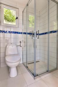 a bathroom with a toilet and a glass shower at Tramontana Glamping in Bar