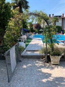 une piscine avec une clôture et un complexe dans l'établissement Hotel Centrale, à Eraclea Mare