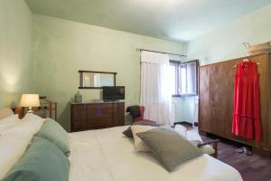 un hombre sentado en una cama en un dormitorio en Le Maria Country Luxury Villa, en Ragusa