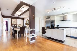 Η κουζίνα ή μικρή κουζίνα στο Dorina - Vivienda vacacional con piscina privada